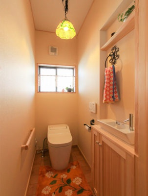 トイレには埋め込み収納と手洗い、棚を設置し、広々空間に。