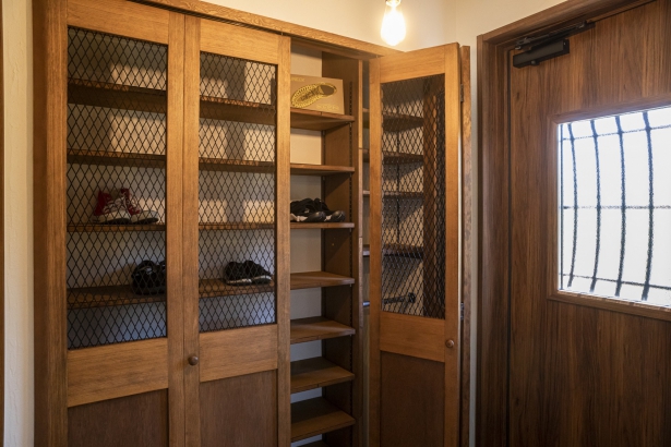 玄関クロークは、ラスメタルを貼り、靴箱の中を敢えて見せる収納になっています。