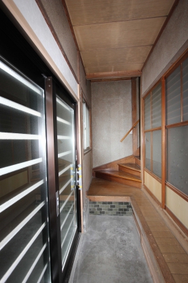 明るさを損なわない程よい格子デザインの玄関引き戸