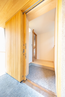 木製引き戸の玄関