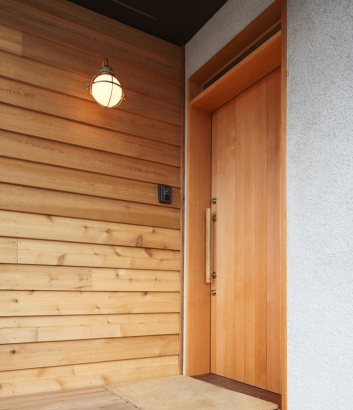みんなを迎える玄関は、気密性の良いオリジナルな木製引き戸。