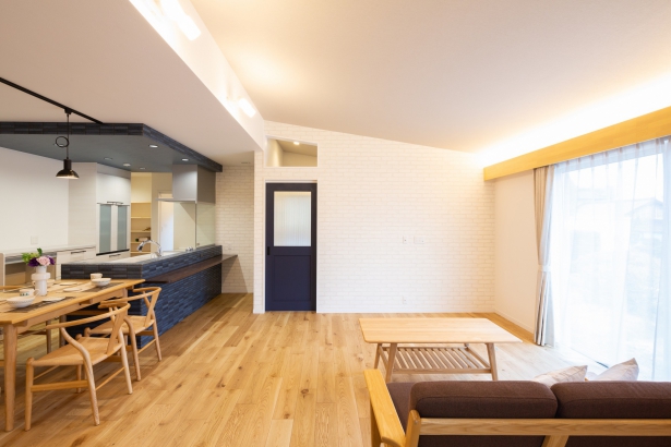 キッチンの上の垂れ壁がカフェのような空間に